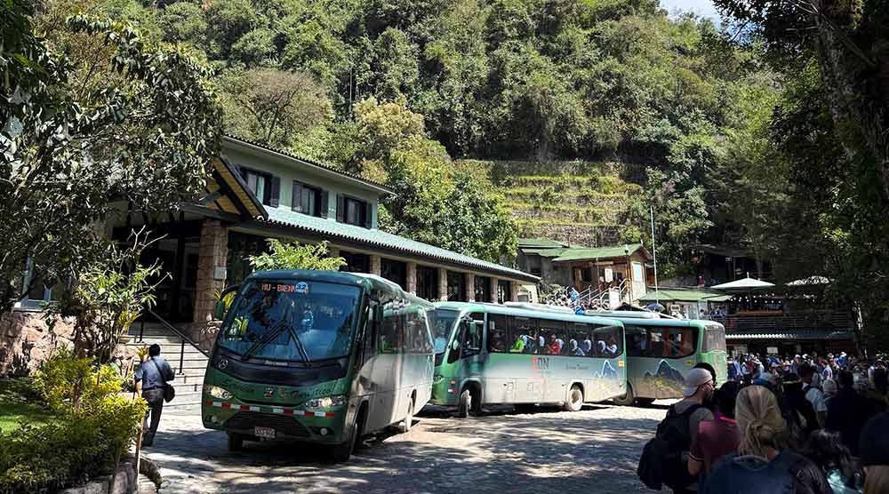 Turistas en la entrada de Machu Picchu