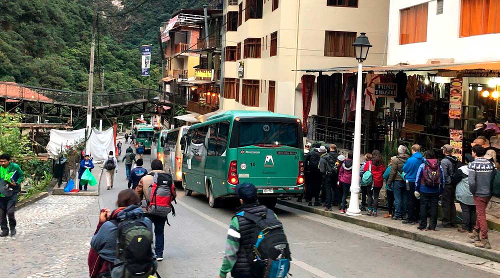 Cola de buses en Aguas Calientes