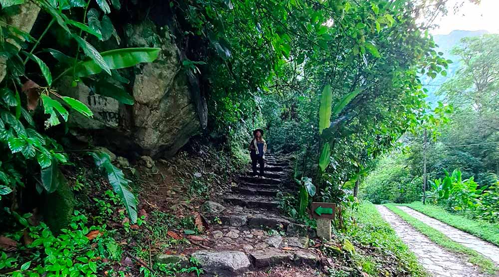Camino a pie hacia Machu Picchu